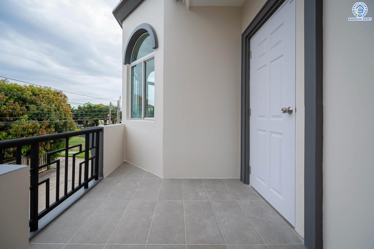 บ้านมือสองตกแต่งใหม่ หลังใหญ่ โครงการ ภัสสร14 บางใหญ่ ดีไซน์ทันสมัย เนื้อที่ 63.8 ตร.ว. รองรับทุกความสุขด้วยแปลนหน้าสวนสาธารณะ ฟังก์ชัน 3 ห้องนอน 3 ห้องน้ำ 2 ที่จอดรถ บนทำเลศักยภาพ ใกล้เซ็นทรัลเวสต์เกต ทางด่วน "ศรีรัช" และรถไฟฟ้าสายสีม่วง "สถานีตลาดบางใหญ่"...